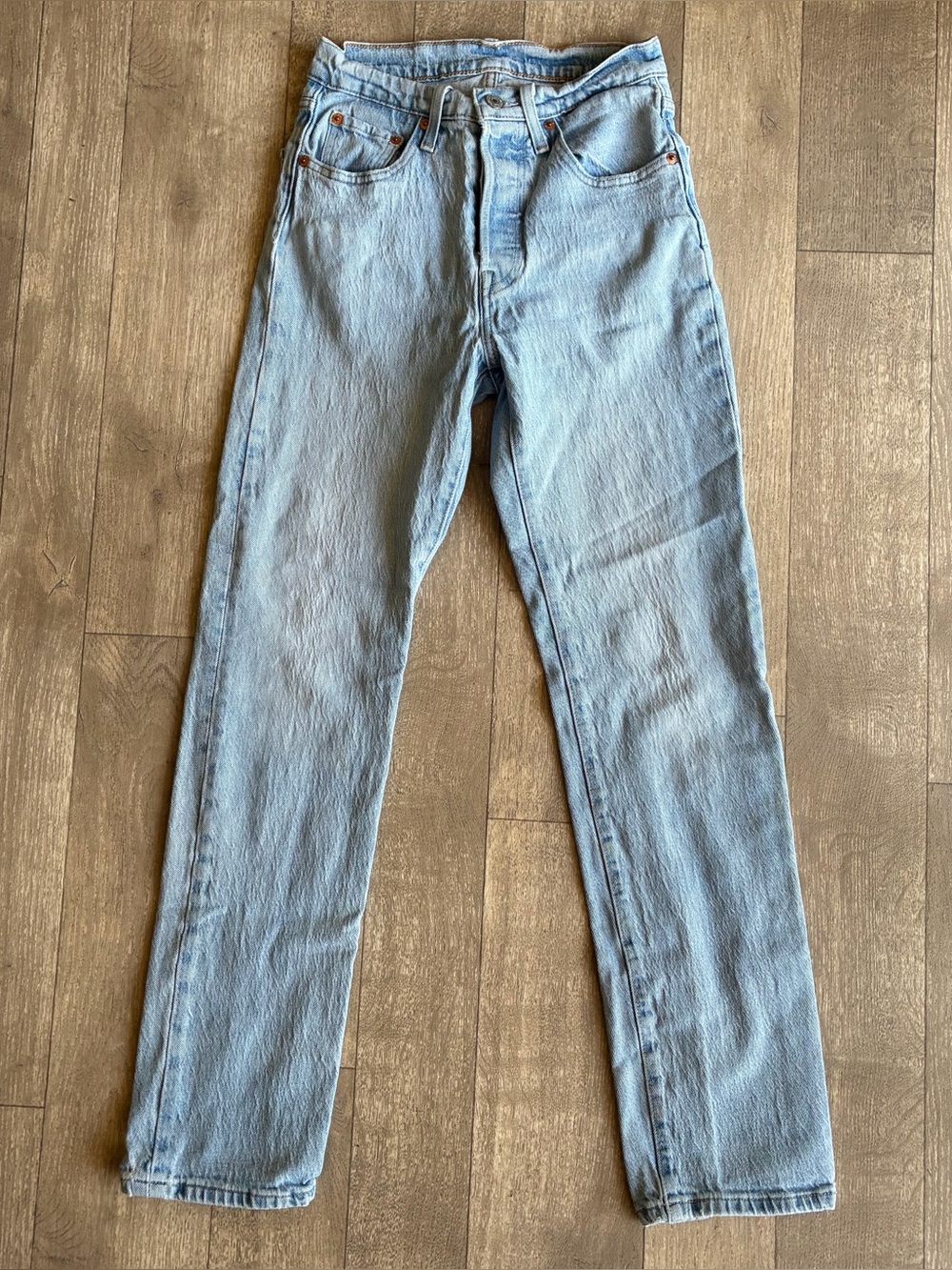 Levi's 501 light Wash blue jeans
Size: 25"